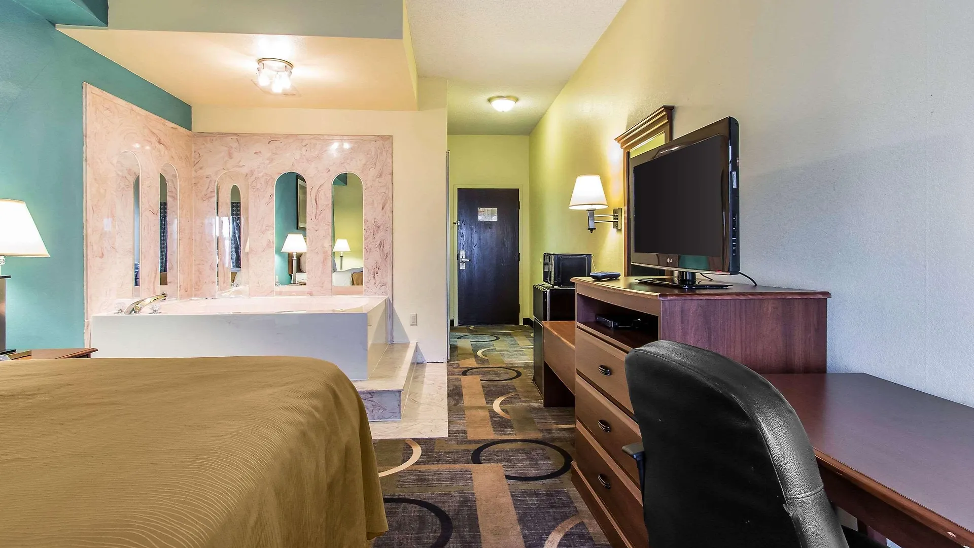 Quality Inn & Suites Memphis East Hotel